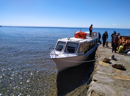 Taquile fast boat arrival.jpg
