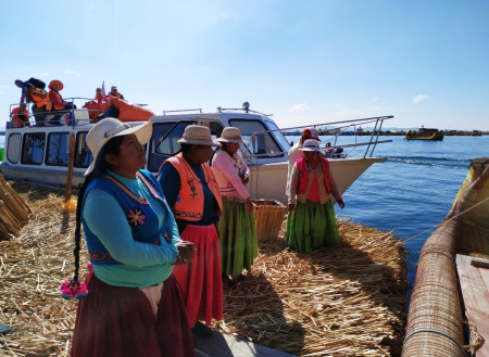 Uros women at middle day .jpg