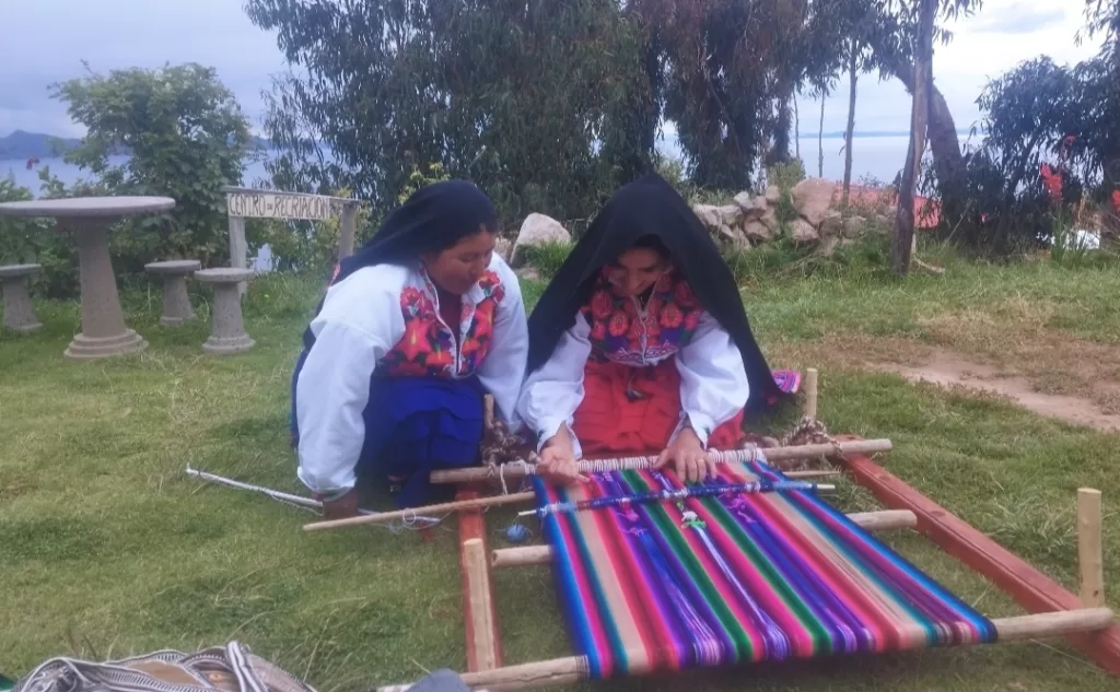 Learning how to weave textiles