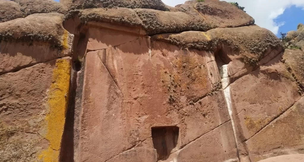 The portal of Aramu Muru in the morning