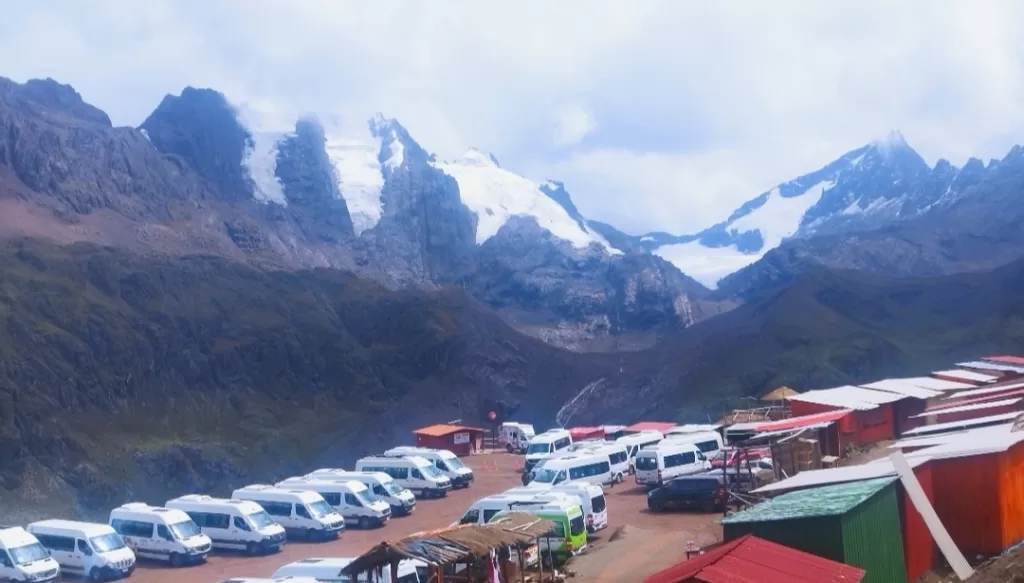 The parking car and start of the trail to Vinicunca summit