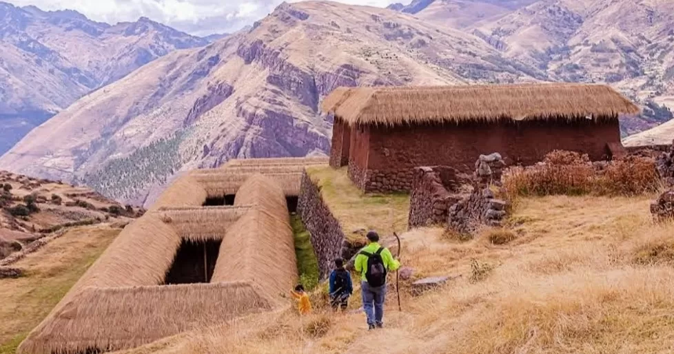 Hiking at Huchuy Qosqo in the dry season