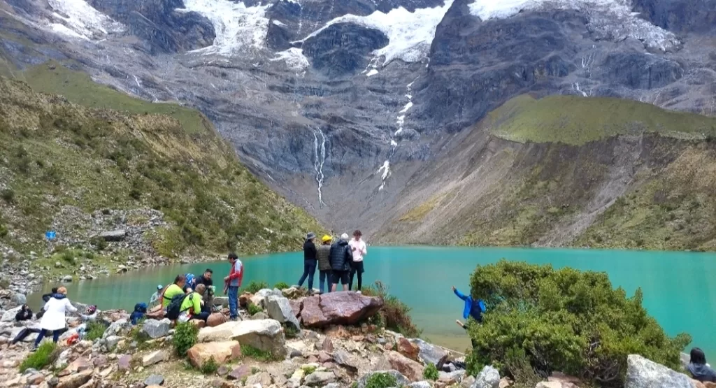 People standing in front of Lake Humantay