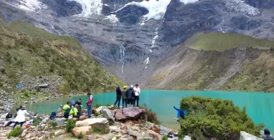 People standing in front of Lake Humantay