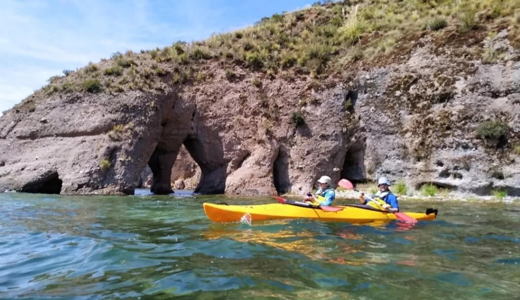 Paddling at the crystal water of Luquina