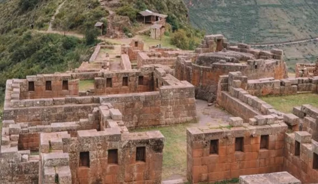 Stone buildings at Pisaq