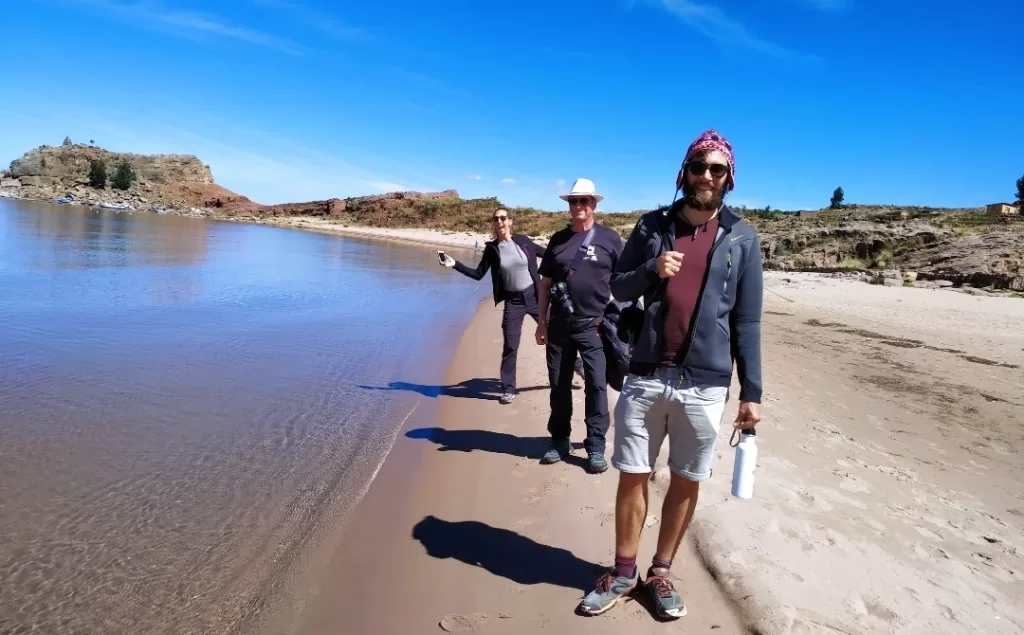 A picture on the sandy beach in Taquile