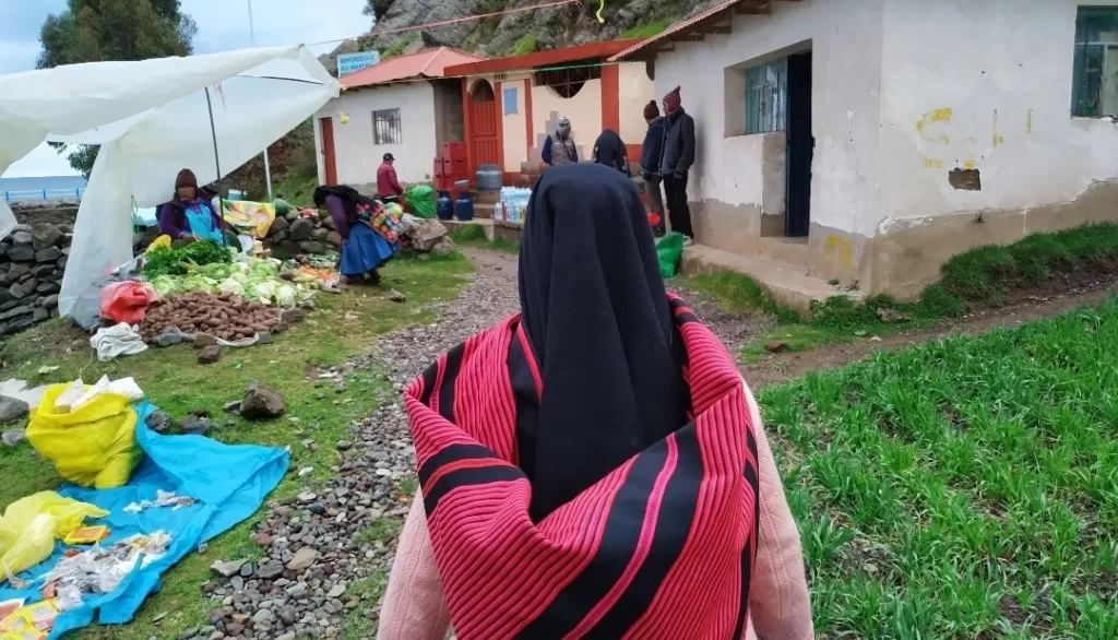 Amantani woman at the port